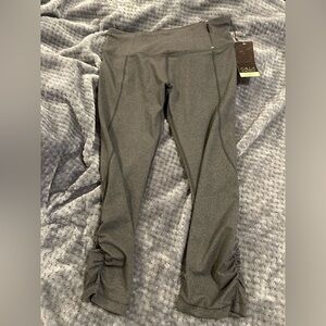 Adorable NWT CALIA by Carrie Underwood Charcoal Scrunch Calf Capri Leggings SzM